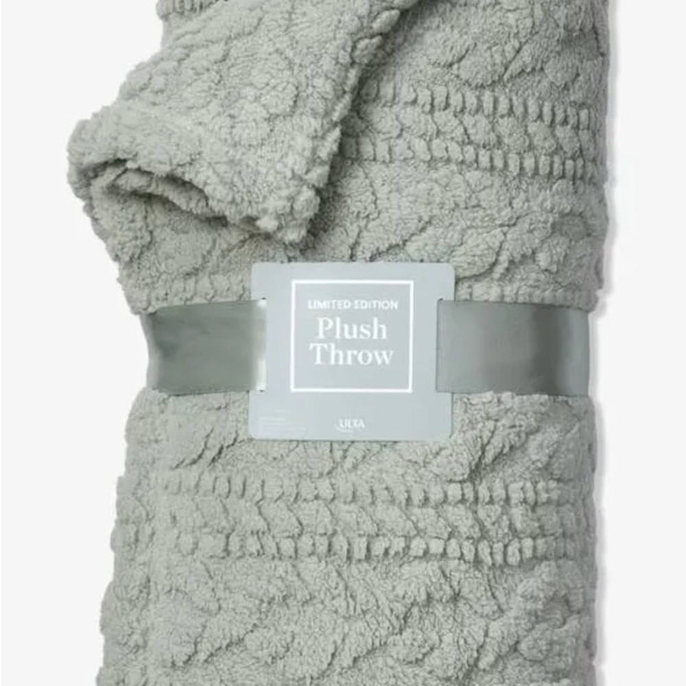 ULTA Limited Edition Plush Throw Blanket 50x60 Polyester Machine Washable